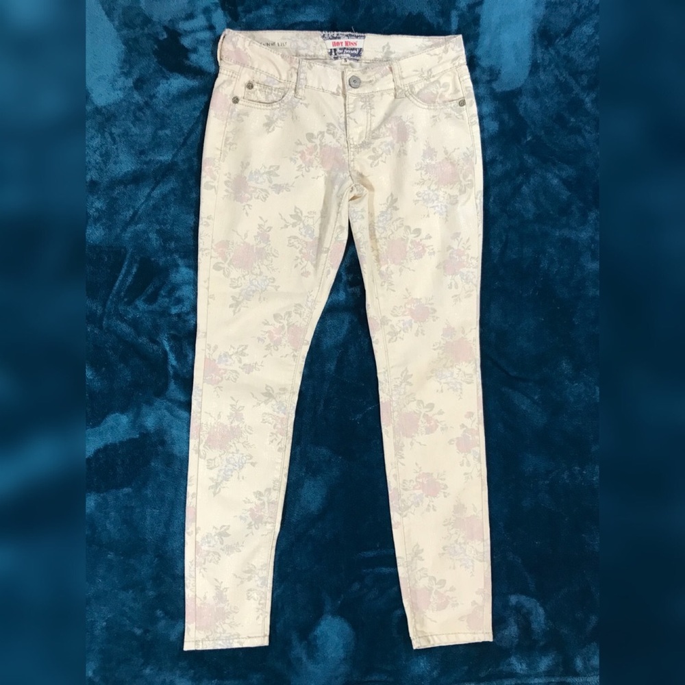 Women’s skinny hot kiss white floral jeans size 5